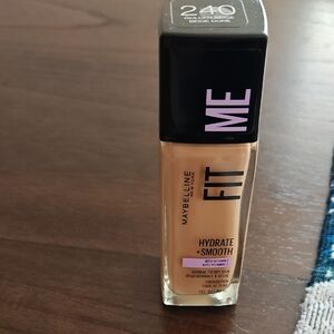 Maybelline Fit Me Hydrate + Smooth Foundation - Beige Dore